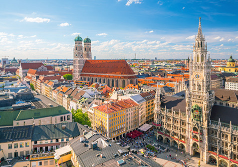 Münchner Marienplatz mit Neuem Rathaus und Frauenkirche