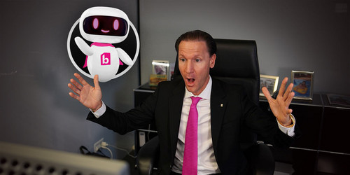 Cyrill Lanz sitzt vor seinem PC und staunt über die neue KI Funktion von BETTERHOMES