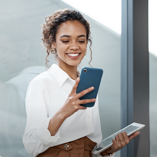 Junge Frau am Smartphone