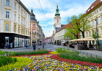 Herrengasse in Graz mit Stadtpfarrkirche zum Heiligen Blut