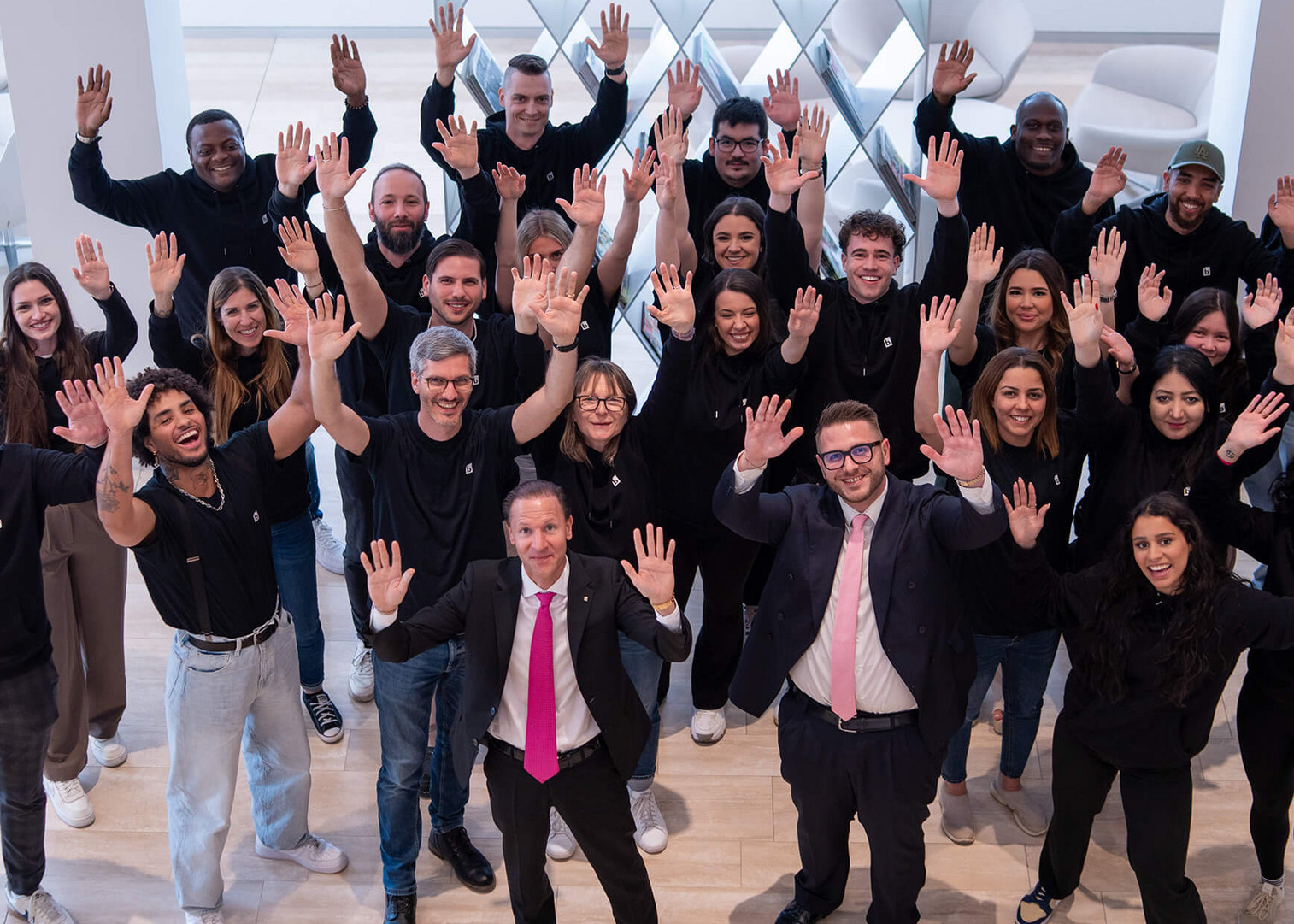 Gruppenfoto mit der Service-Zentrale in Zürich