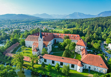 Luftbild vom Stift Viktring in Klagenfurt