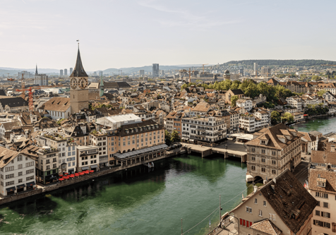 Luftbild von Zürich mit Limmat und Rathausbrücke, Schweiz