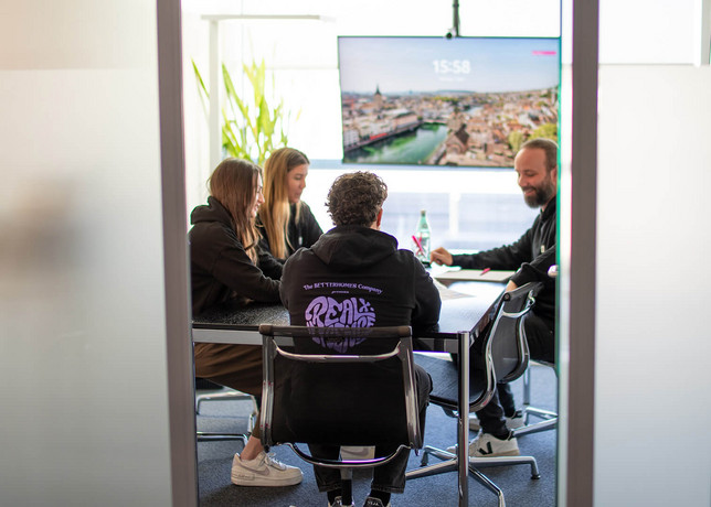 Marketing Team bei einer Besprechung in Sitzungszimmer