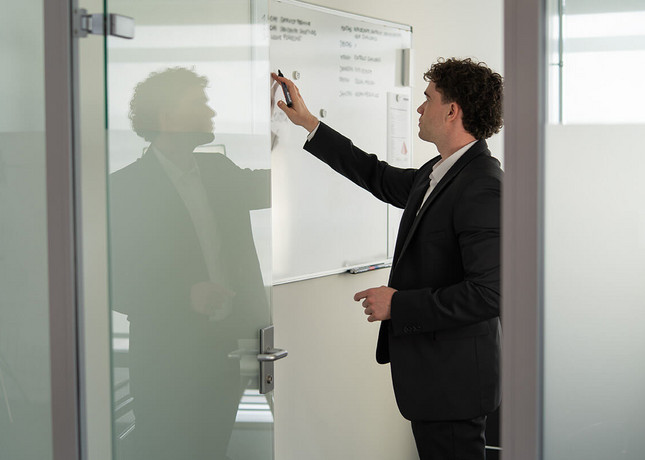 Teammitglied zeichnet auf White Board