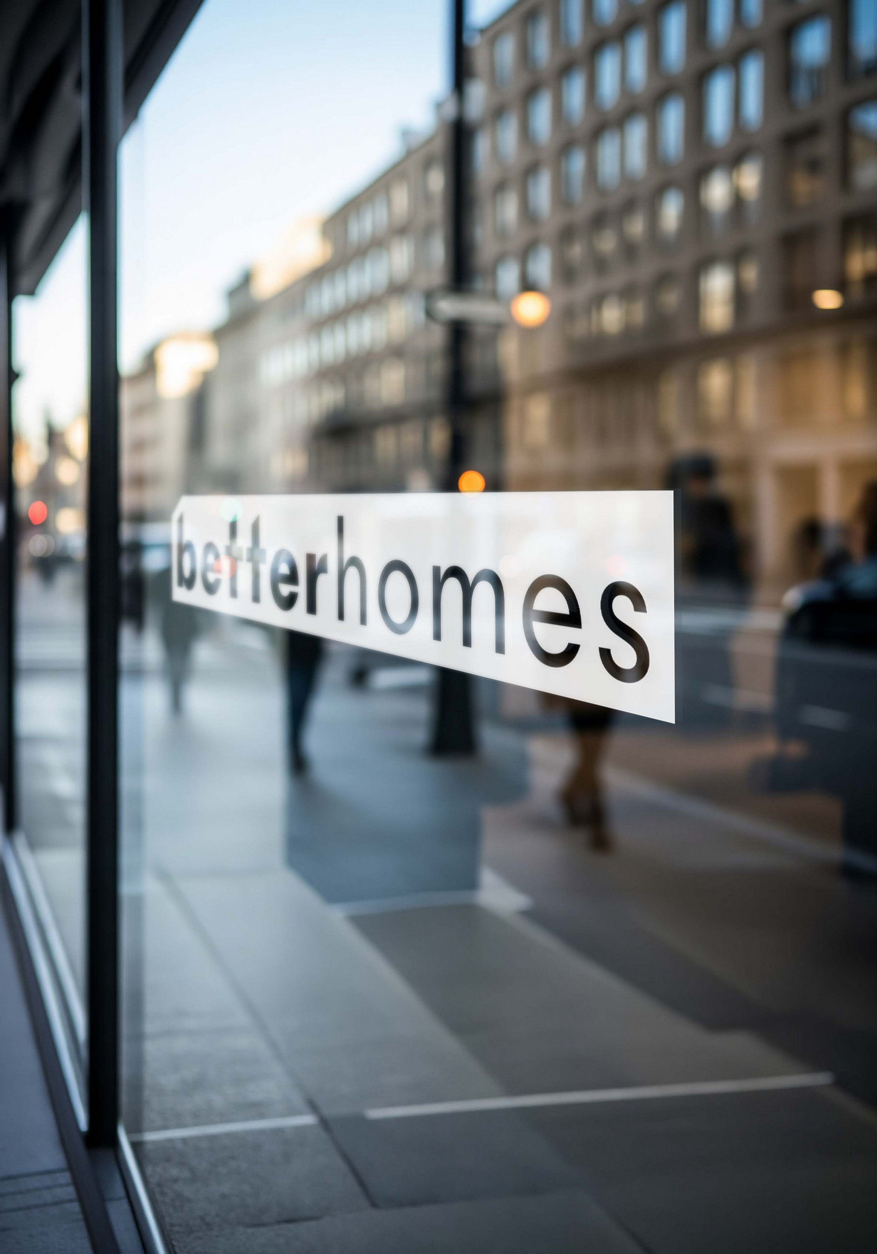 Ein Makler mit einem Mikrofon hält eine Rede auf einer Bühne