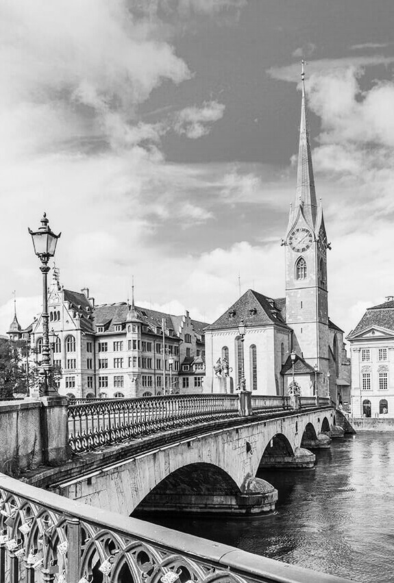 Münsterbrücke mit Fraumünsterkirche in Zürich, Schweiz