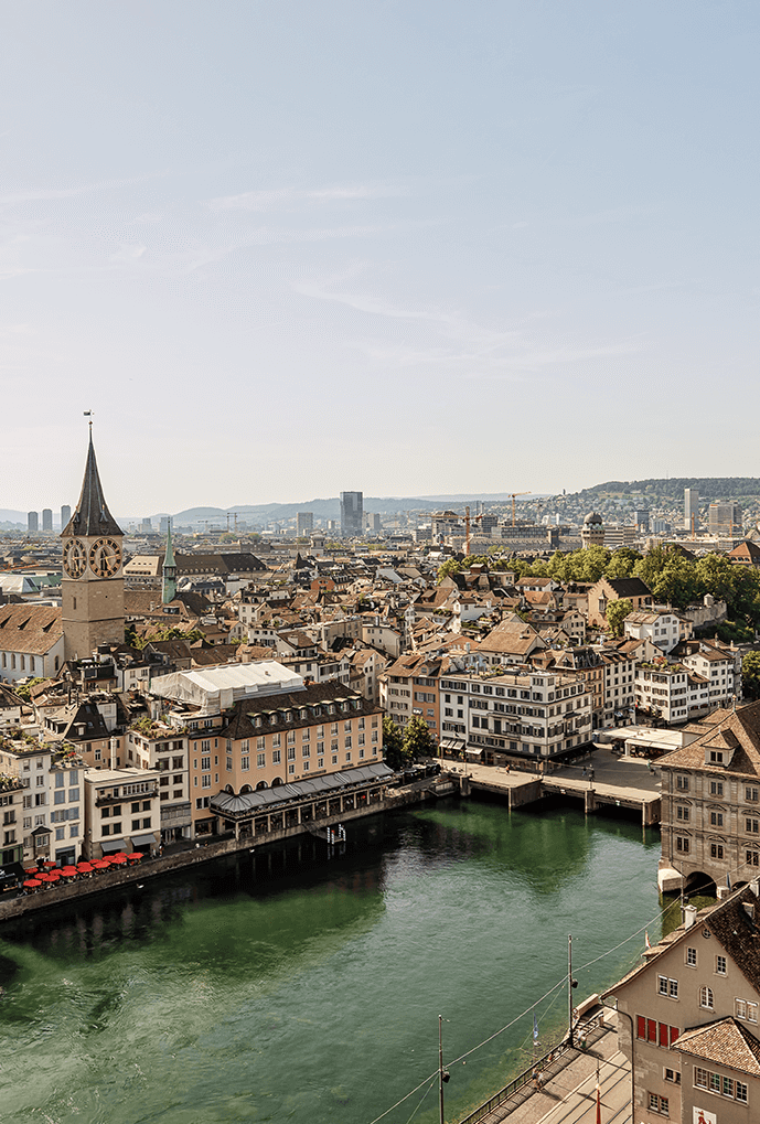 Luftbild von Zürich mit Limmat und Rathausbrücke, Schweiz