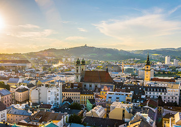 Luftaufnahme von Linz mit Altem Dom