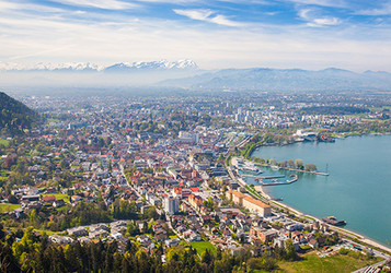Luftbild von Bregenz mit Hafen und Bodensee
