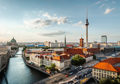 Berliner Rathaus mit Fernsehturm, Deutschland