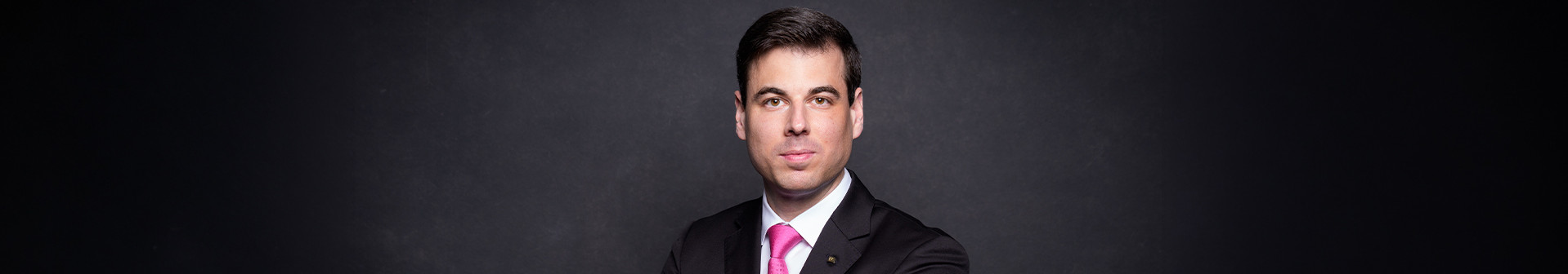 Tobias Kuttler, Geschäftsführer BETTERHOMES Asia-Pacific AG, mit dem Mikrofon an einer Veranstaltung