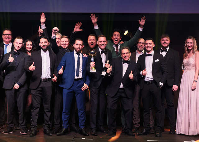 Gruppenfoto mit Maklerinnen und Maklern an einem Firmenevent