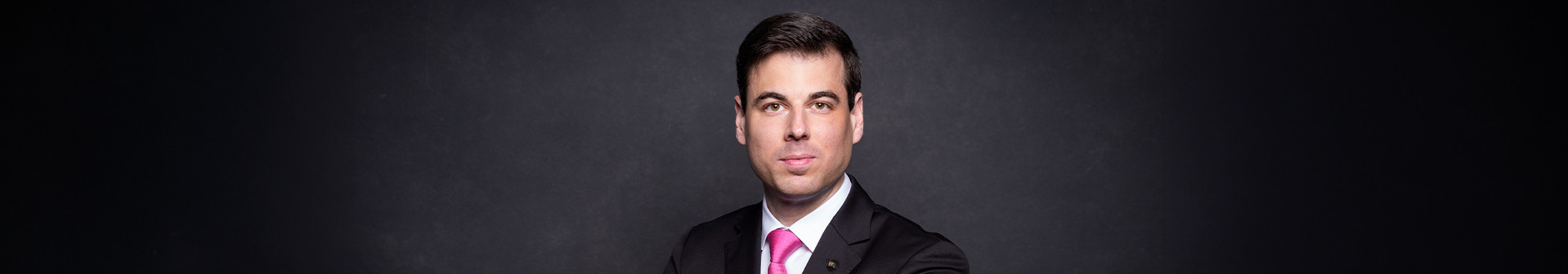 Tobias Kuttler, Geschäftsführer BETTERHOMES Asia-Pacific AG, mit dem Mikrofon an einer Veranstaltung