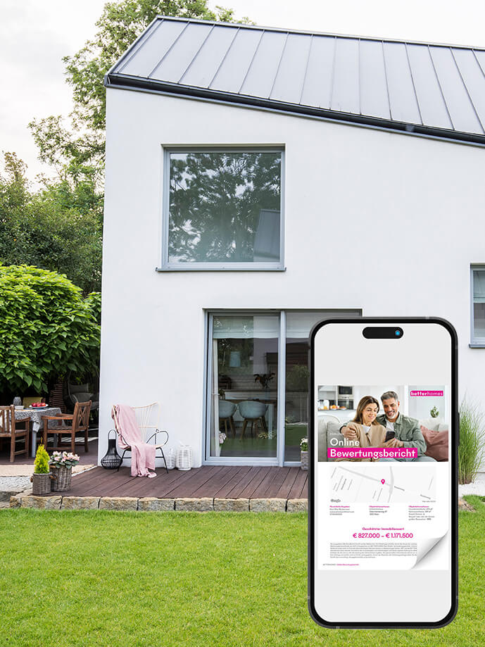 Im Vordergrund ist ein Smartphone mit einer geöffneten Immobilienbewertung
