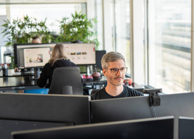 IT Mitarbeiter an ihren Computern