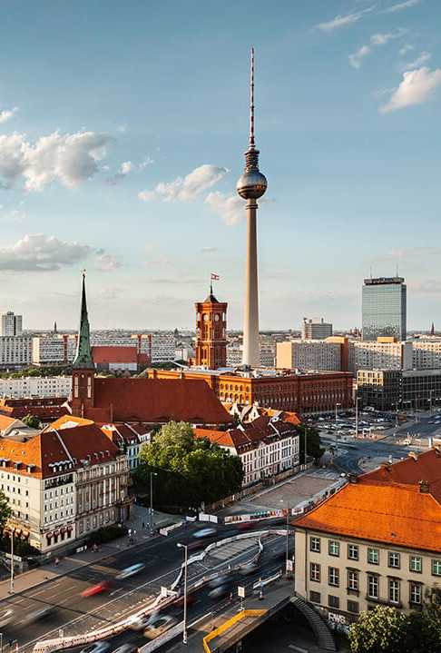 Berliner Rathaus mit Fernsehturm, Deutschland