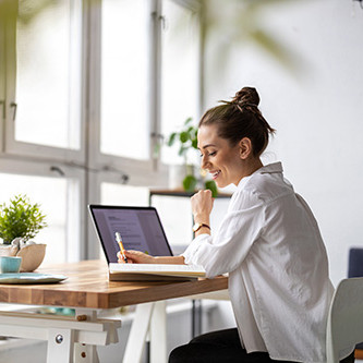 Eine Frau im Homeoffice mit ihrem Laptop