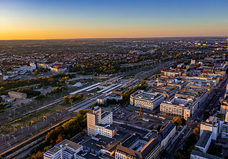 Luftbild des Magdeburger Bahnhofs mit Gleisen